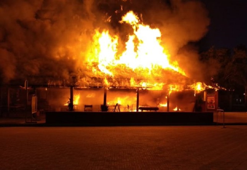 Daños totales tras un incendio en un restaurante de Miramar 